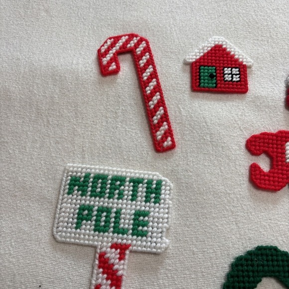 Christmas Handmade Plastic Canvas‎ Yarn Refrigerator Magnets Lot Of 13 VTG - Picture 5 of 9